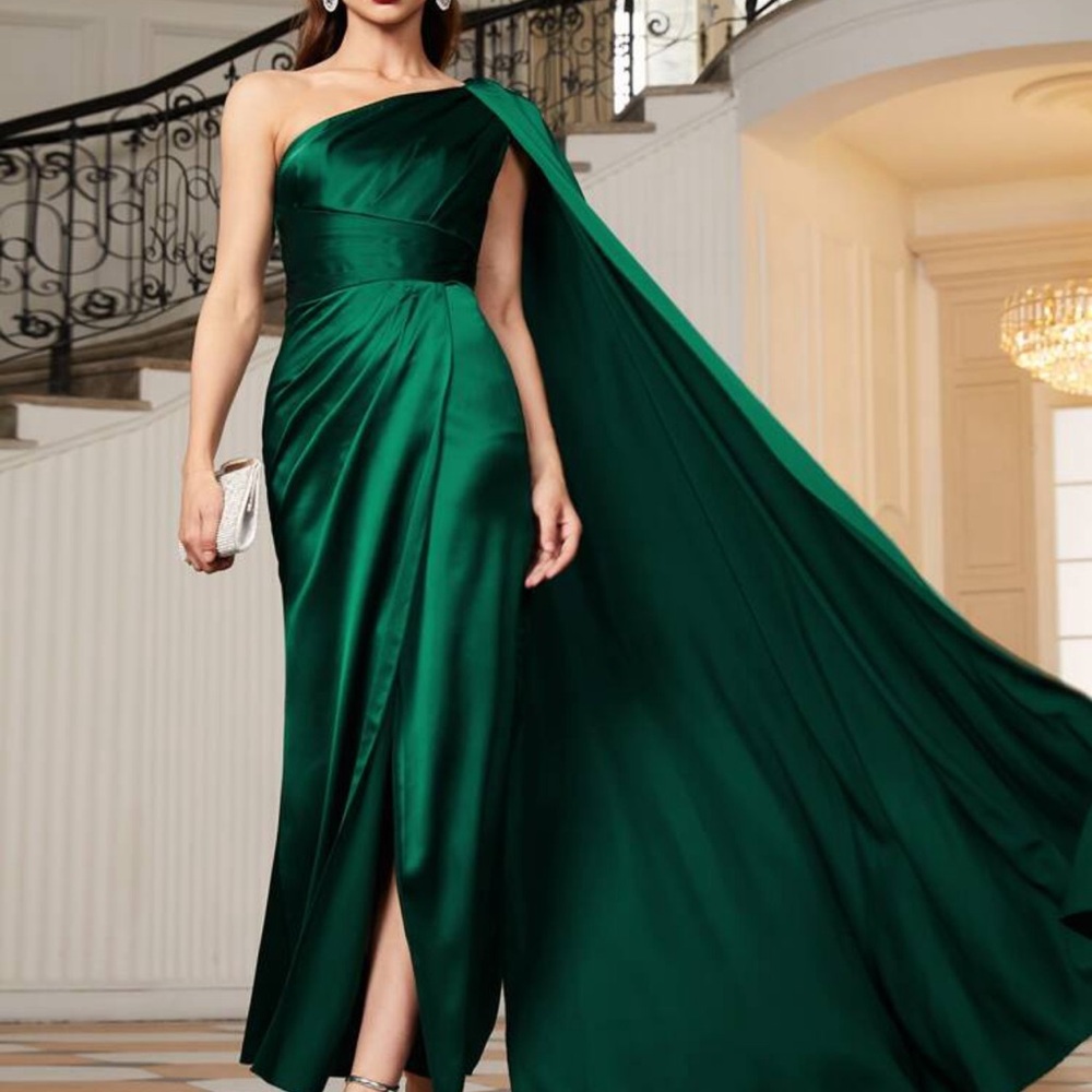 Elegant Green One-Shoulder Evening Gown